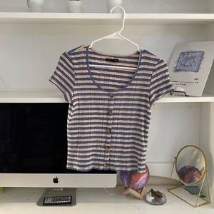 ✨cute cropped but not to cropped shirt from American eagle✨ size s